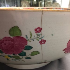 Een uitzonderlijk grote Chinese famille rose kom met floraal decor, Qianlong, 18e eeuw — foto 10