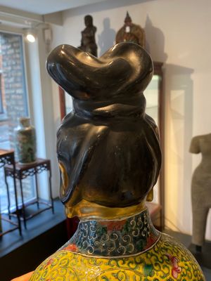 Een uitzonderlijk grote Chinese famille rose sculptuur van Guanyin, Li Fu Xing Hao 李福興號 zegelmerk, 19e eeuw — foto 13