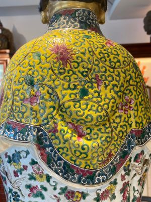 Een uitzonderlijk grote Chinese famille rose sculptuur van Guanyin, Li Fu Xing Hao 李福興號 zegelmerk, 19e eeuw — foto 14