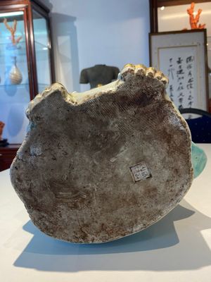 Een uitzonderlijk grote Chinese famille rose sculptuur van Guanyin, Li Fu Xing Hao 李福興號 zegelmerk, 19e eeuw — foto 19