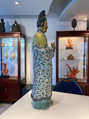 Een uitzonderlijk grote Chinese famille rose sculptuur van Guanyin, Li Fu Xing Hao 李福興號 zegelmerk, 19e eeuw — foto 2