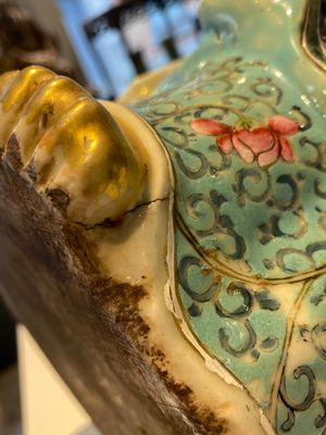 Een uitzonderlijk grote Chinese famille rose sculptuur van Guanyin, Li Fu Xing Hao 李福興號 zegelmerk, 19e eeuw — foto 21