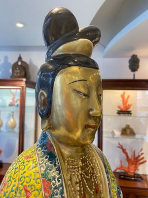 Een uitzonderlijk grote Chinese famille rose sculptuur van Guanyin, Li Fu Xing Hao 李福興號 zegelmerk, 19e eeuw — foto 7