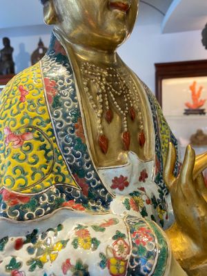 Een uitzonderlijk grote Chinese famille rose sculptuur van Guanyin, Li Fu Xing Hao 李福興號 zegelmerk, 19e eeuw — foto 8