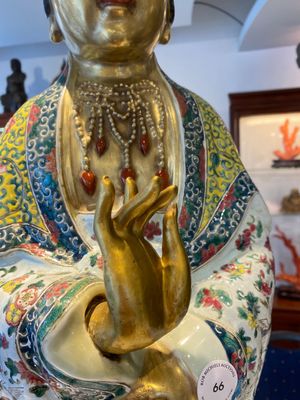Een uitzonderlijk grote Chinese famille rose sculptuur van Guanyin, Li Fu Xing Hao 李福興號 zegelmerk, 19e eeuw — foto 9
