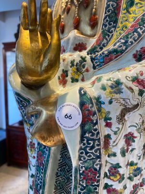 Een uitzonderlijk grote Chinese famille rose sculptuur van Guanyin, Li Fu Xing Hao 李福興號 zegelmerk, 19e eeuw — foto 10