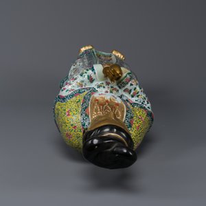 Een uitzonderlijk grote Chinese famille rose sculptuur van Guanyin, Li Fu Xing Hao 李福興號 zegelmerk, 19e eeuw — foto 6