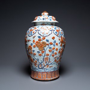 Een uitzonderlijk grote Chinese Imari-stijl dekselvaas met reliëfdecor, Kangxi — foto 1