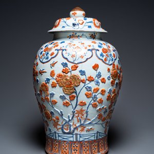 Een uitzonderlijk grote Chinese Imari-stijl dekselvaas met reliëfdecor, Kangxi — foto 2