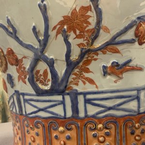 Een uitzonderlijk grote Chinese Imari-stijl dekselvaas met reliëfdecor, Kangxi — foto 22