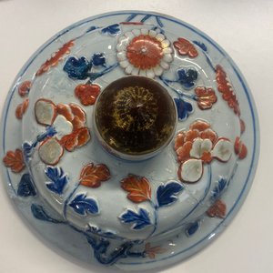 Een uitzonderlijk grote Chinese Imari-stijl dekselvaas met reliëfdecor, Kangxi — foto 23