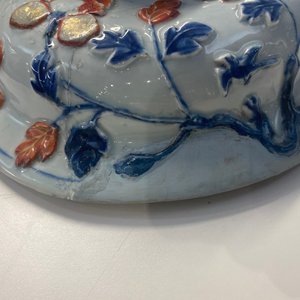 Een uitzonderlijk grote Chinese Imari-stijl dekselvaas met reliëfdecor, Kangxi — foto 26