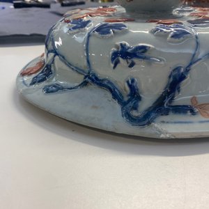 Een uitzonderlijk grote Chinese Imari-stijl dekselvaas met reliëfdecor, Kangxi — foto 27