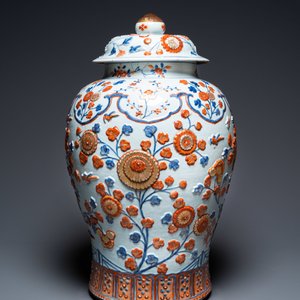Een uitzonderlijk grote Chinese Imari-stijl dekselvaas met reliëfdecor, Kangxi — foto 3