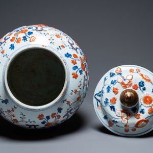 Een uitzonderlijk grote Chinese Imari-stijl dekselvaas met reliëfdecor, Kangxi — foto 6