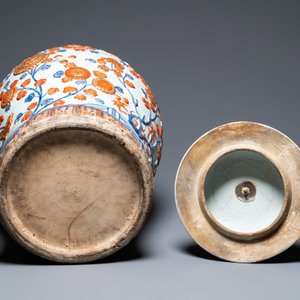 Een uitzonderlijk grote Chinese Imari-stijl dekselvaas met reliëfdecor, Kangxi — foto 7