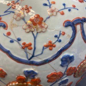Een uitzonderlijk grote Chinese Imari-stijl dekselvaas met reliëfdecor, Kangxi — foto 9