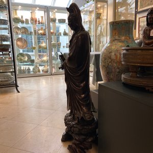 Een uitzonderlijk grote Chinese met zilver ingelegde bronzen figuur van Guanyin, Yutang Shi Sou merk, Qing — foto 12