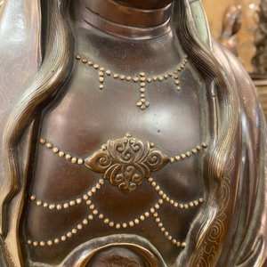 Een uitzonderlijk grote Chinese met zilver ingelegde bronzen figuur van Guanyin, Yutang Shi Sou merk, Qing — foto 22