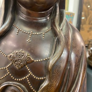 Een uitzonderlijk grote Chinese met zilver ingelegde bronzen figuur van Guanyin, Yutang Shi Sou merk, Qing — foto 23
