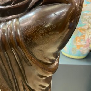 Een uitzonderlijk grote Chinese met zilver ingelegde bronzen figuur van Guanyin, Yutang Shi Sou merk, Qing — foto 30