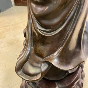 Een uitzonderlijk grote Chinese met zilver ingelegde bronzen figuur van Guanyin, Yutang Shi Sou merk, Qing — foto 52