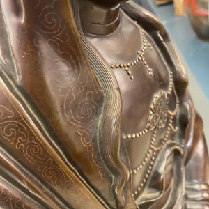 Een uitzonderlijk grote Chinese met zilver ingelegde bronzen figuur van Guanyin, Yutang Shi Sou merk, Qing — foto 54