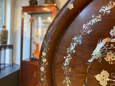 Een uitzonderlijk grote Chinese ovalen met parelmoer ingelegde houten schotel met decor van een paviljoen, 19e eeuw — foto 10