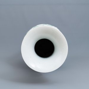 Een uitzonderlijk grote Chinese vaas met opgelegde draken op celadon fondkleur, 19e eeuw — foto 5