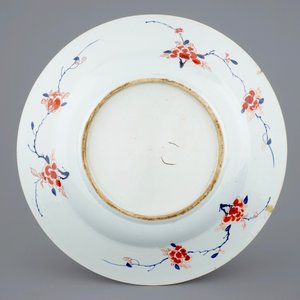 Een uitzonderlijk grote Chinese verte-Imari schotel met ruiters, Kangxi — foto 2
