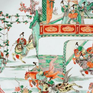 Een uitzonderlijk grote Chinese verte-Imari schotel met ruiters, Kangxi — foto 3
