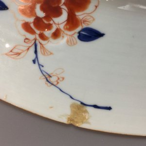 Een uitzonderlijk grote Chinese verte-Imari schotel met ruiters, Kangxi — foto 4