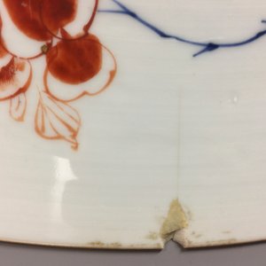Een uitzonderlijk grote Chinese verte-Imari schotel met ruiters, Kangxi — foto 5
