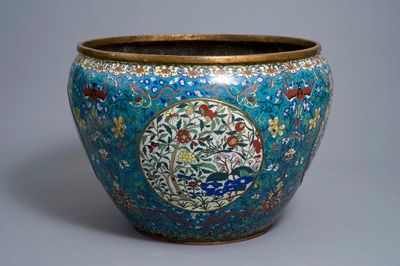 Een uitzonderlijk grote Chinese vissenkom in verguld brons en cloisonné, Jiaqing