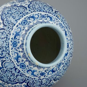 Een uitzonderlijk grote Delftse vaas met millefleurs decor, eind 17e eeuw — foto 7