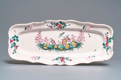 Een uitzonderlijk grote Franse faïence de l’Est schotel met chinoiserie decor, Strasbourg, 18e eeuw