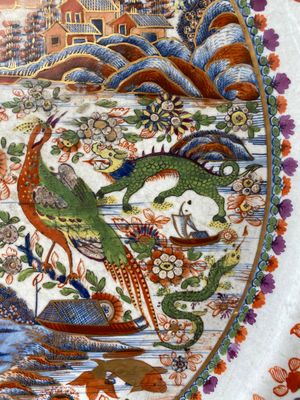 Een uitzonderlijk grote in Engeland overgedecoreerde Chinese blauw-witte schotel met mythische dieren, Qianlong — foto 5