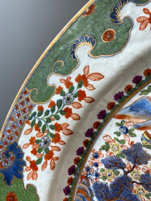 Een uitzonderlijk grote in Engeland overgedecoreerde Chinese blauw-witte schotel met mythische dieren, Qianlong — foto 8