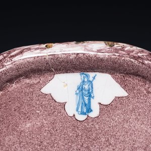 Een uitzonderlijk grote mangane en blauw-witte Delftse 'Golgotha' plaquette, 18e eeuw — foto 4