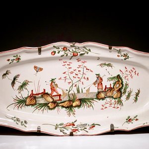 Een uitzonderlijk grote ovale schotel in Franse faïence met chinoiserie decor, Luneville, 18e eeuw — foto 1