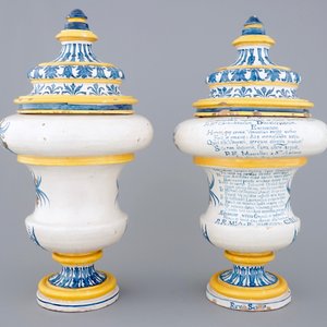Een uitzonderlijk paar 1724 gedateerde apothekerspotten met inscriptie, Napels, Italië — foto 2