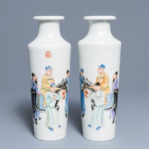 Een uitzonderlijk paar Chinese rouleau vazen met figuren en kalligrafie, Qianlong merk, Republiek, 20e eeuw — foto 1