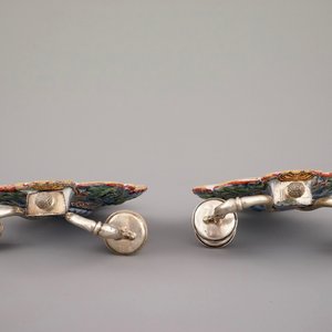 Een uitzonderlijk paar Delfts aardewerken applieken met zilveren kandelaars, 18e eeuw — foto 3