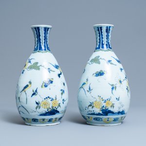 Een uitzonderlijk paar polychrome Delftse chinoiserie vazen met een draak en vogels in een bloementuin, 17e eeuw — foto 2