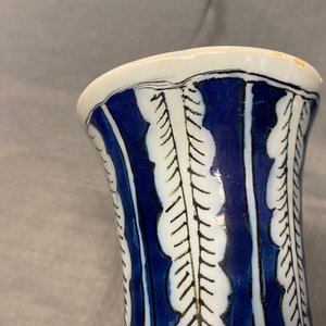 Een uitzonderlijk paar polychrome Delftse chinoiserie vazen met een draak en vogels in een bloementuin, 17e eeuw — foto 8