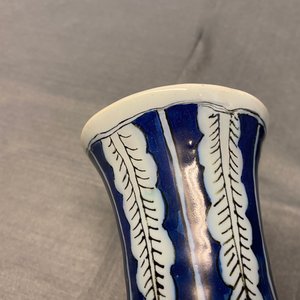 Een uitzonderlijk paar polychrome Delftse chinoiserie vazen met een draak en vogels in een bloementuin, 17e eeuw — foto 9