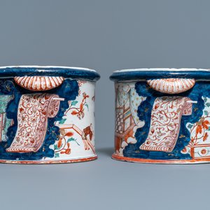 Een uitzonderlijk paar polychrome Delftse petit feu koelers, 1e kwart 18e eeuw — foto 2