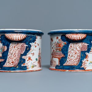 Een uitzonderlijk paar polychrome Delftse petit feu koelers, 1e kwart 18e eeuw — foto 4