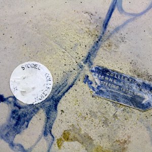 Een uitzonderlijke Amsterdamse Delfts aardewerken mythologische plaquette, gedateerd 1748 — foto 3