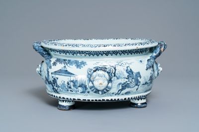 Een uitzonderlijke blauw-witte Delftse jardinière met chinoiserie decor, eind 17e eeuw